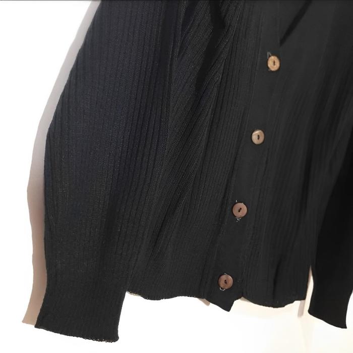 Gambar Cardigan Crop Lucu Kancing Batok Murah Crop Willy Cardy - Hitam dari Mixmeshop undefined Tokopedia