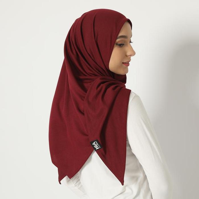 Gambar HIA EveryWear Ameera Sport Hijab Segitiga Instant Bahan Dry Fit - Maroon dari HIA EveryWear undefined Tokopedia
