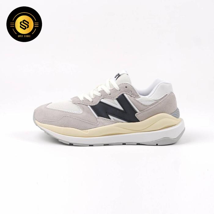 Jual new balance 574 white black white black, 42 Kota