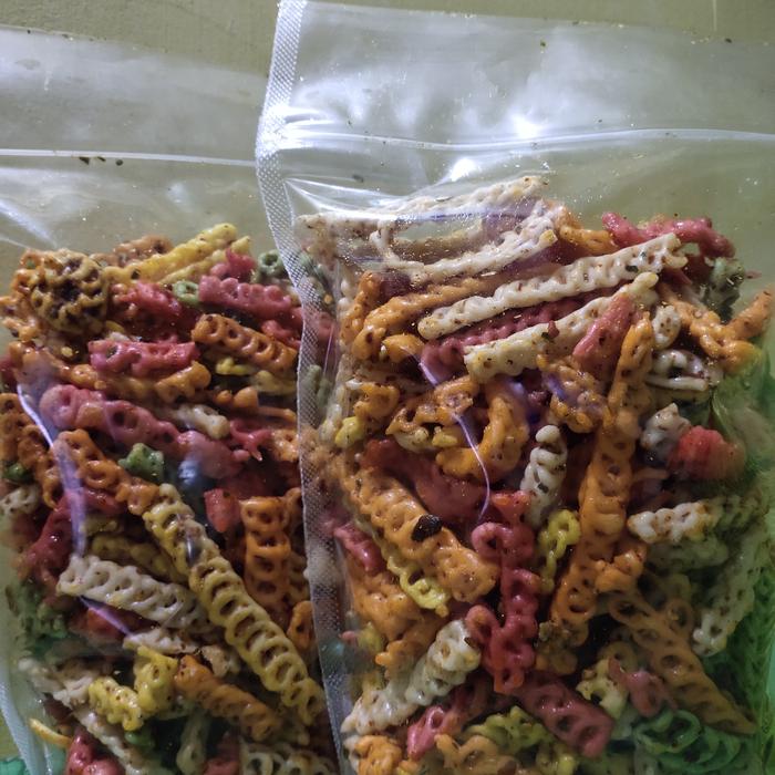 Gambar seblak kering kerupuk tangga bantat pedas daun jeruk 1kg dari SADRASA SNACK. undefined Tokopedia