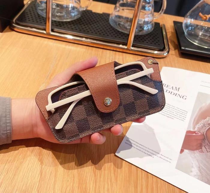 Gambar Dompet Tas Tempat Kacamata Frame Kulit L V Bisa Digantung Di tas - 01 dari NatalightShop undefined Tokopedia
