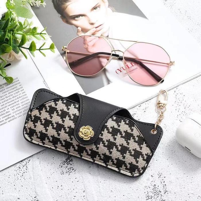 Gambar Dompet Tas Tempat Kacamata Frame Kulit COC 2 Bisa Digantung Di tas - Hitam dari NatalightShop undefined Tokopedia