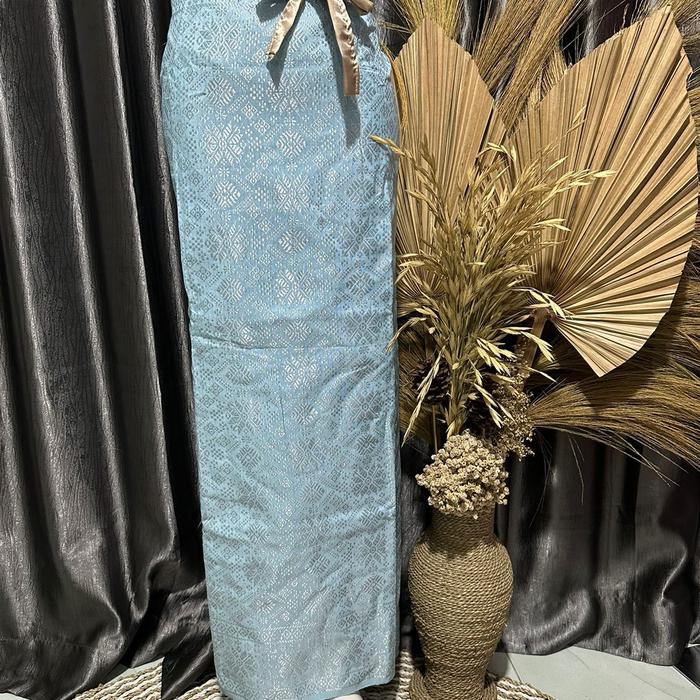 Gambar rok songket premium/rok lilit songket/rok pesta/rok bawahann kebaya - ice blue silver, all size dari BENSHOPPPP undefined Tokopedia