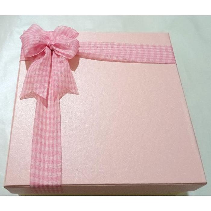 Gambar HARD BOX HITAM PUTIH PITA KOTAK/KOTAK KADO/BOX HAMPER/KOTAK HADIAH - Pink 25x25x10 dari FREEYA' undefined Tokopedia