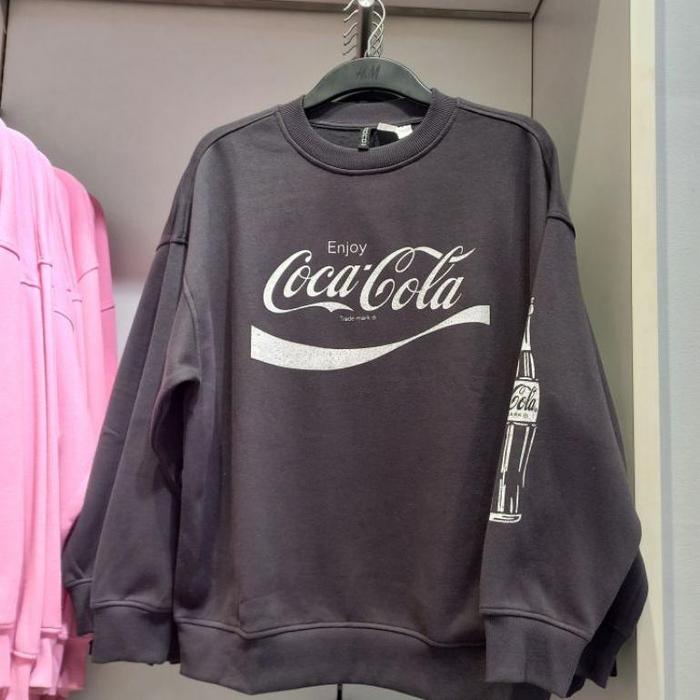 Gambar New Sweater Disney & Coca Cola H&M Original (Oversize) - Coca cola, XL dari Elika_StoreID undefined Tokopedia