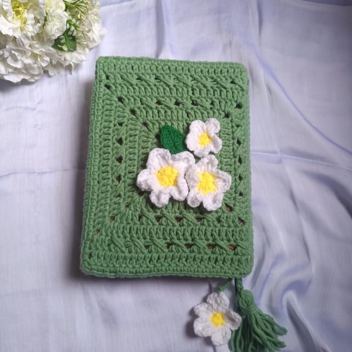 Gambar sampul Al-Qur'an rajut motif bunga dari @Nayracraft.id undefined Tokopedia