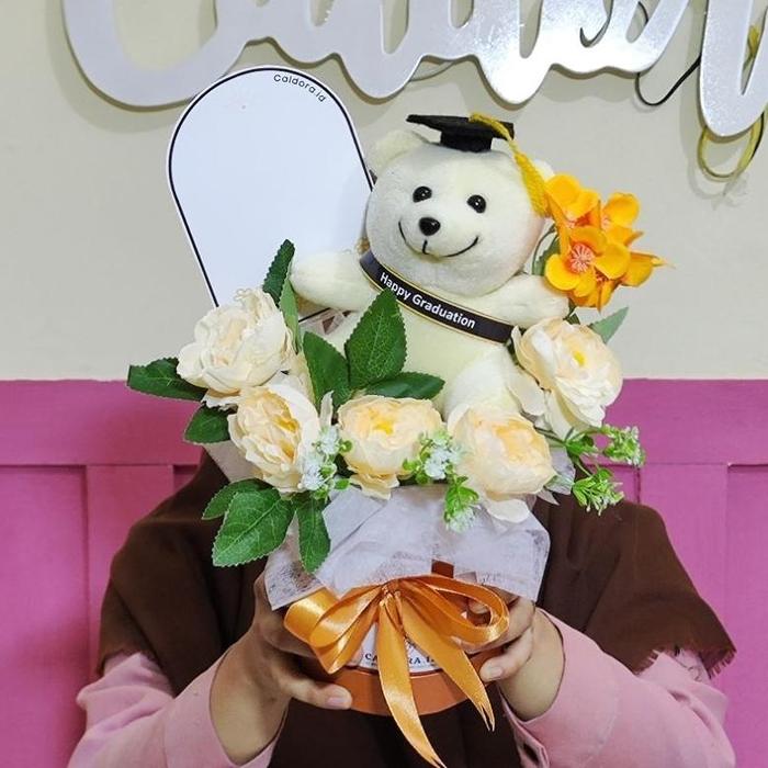 Gambar Buket Bucket Bunga Bloom Box Caldora.id CLDRA2. Buket Wisuda Ulang - Rosegold, Boneka biasa dari rivanstore11 undefined Tokopedia