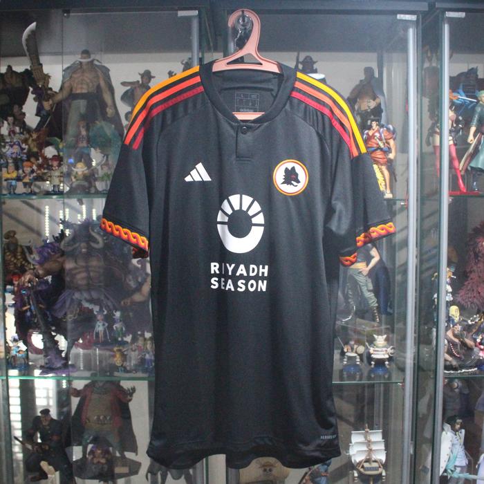 Gambar AS Roma Original Jersey - Third 2023-24 23/24 Riyadh Season L - Black dari Gradeline Figures undefined Tokopedia