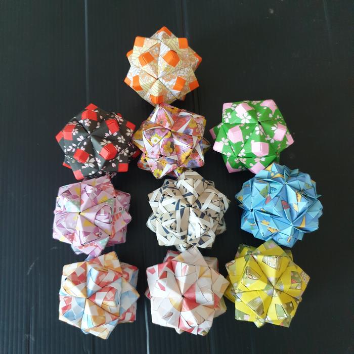 Gambar Bola Origami KUSUDAMA Kertas Jepang 5 cm 10 pcs  MOTIF - M3 dari citra gifts&pets undefined 3 Tokopedia