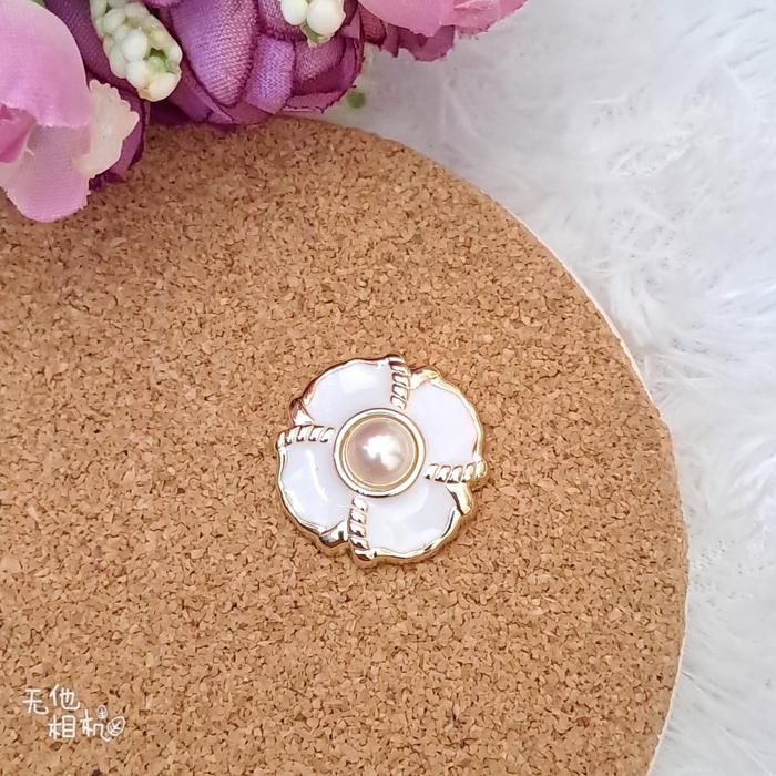 Gambar DIY Jibbitz / Aksesoris Sandal Gold Series - F dari Sunee Collection undefined Tokopedia