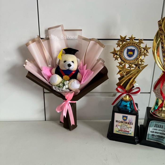 Gambar buket wisuda boneka teddy bear| buket kelulusan| gift graduation - W1 pink dari Emily 8STORE undefined Tokopedia