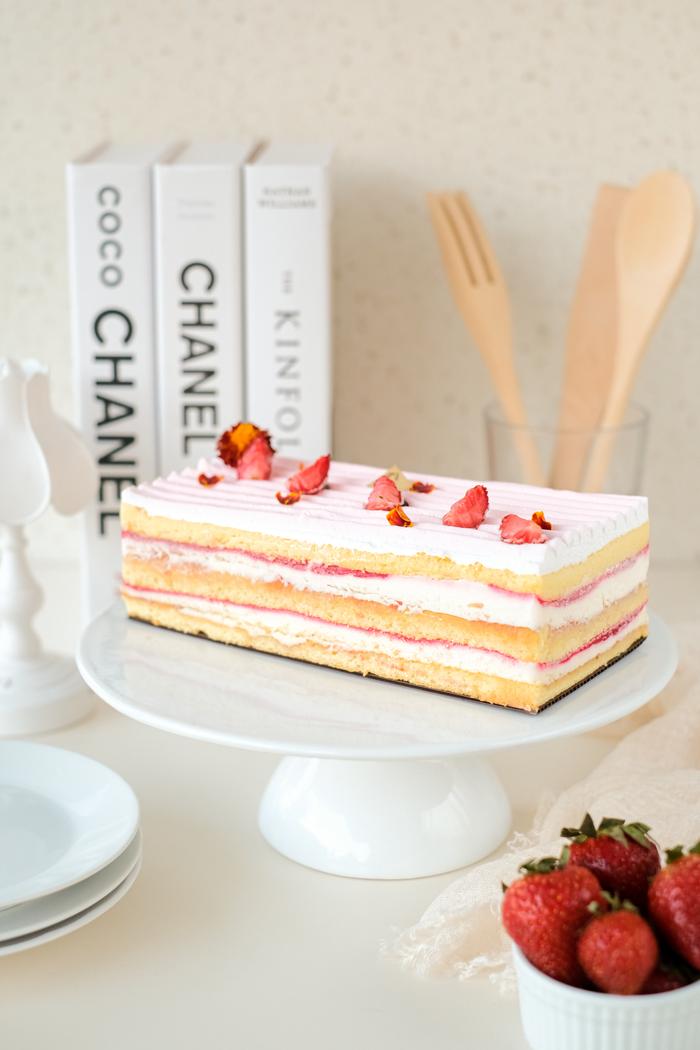 Gambar Strawberry Shortcake Sucre Patissier 20x10cm - Cake Only dari Sucre Patissier undefined Tokopedia