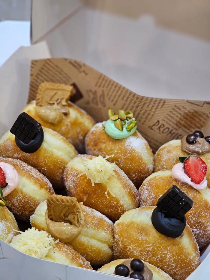 Gambar donat bomboloni empuk bomboloni lezat bomboloni coklat bomboloni viral - 12pcs dari Gaby Bella Florist undefined Tokopedia