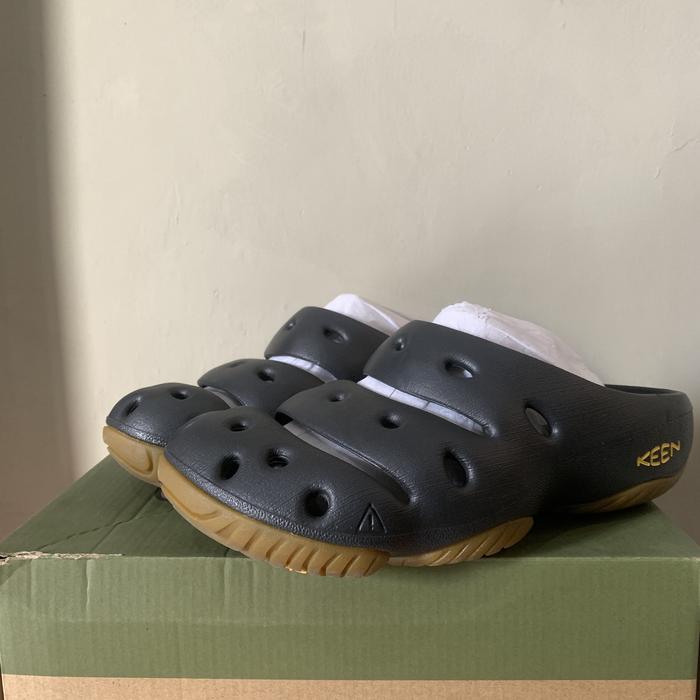 Gambar Keen Yogui Black Clog sandals dari Penikmat Masa Lampau undefined Tokopedia