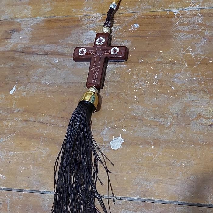 Gambar GANTUNGAN SALIB UNTUK SPION DAN KACA MOBIL DENGAN RUMBAI-RUMBAI - Cokelat dari Kado misteri undefined Tokopedia