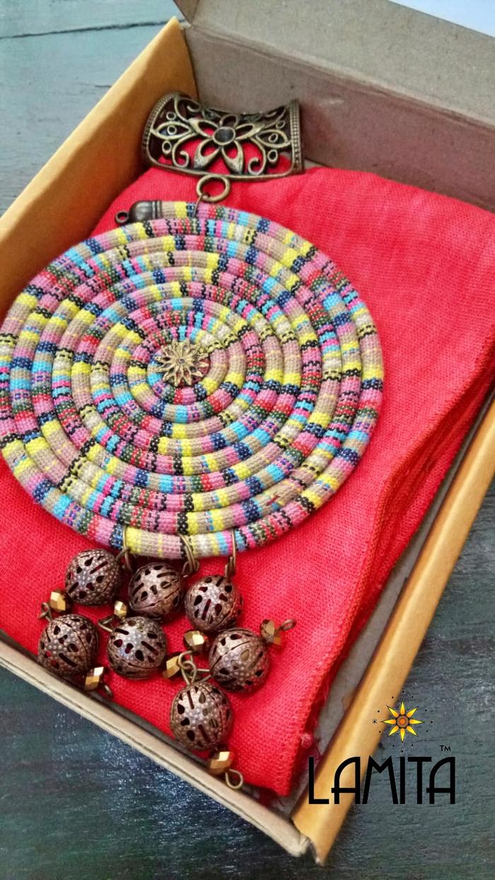 Gambar Syal Leher Selendang Kalung Aksesoris Wanita Etnik. Liontin Gandul Tali Tenun Krem Manik Logam Warna Bronze - Slendang Merah dari Aksesoris Etnik Batik undefined Tokopedia