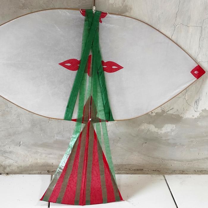 Gambar Darek Layang-Layang Bambu Ukuran 80cm Kertas Minyak Teraju Setting Ekor Panjang Warna Random dari Serba Murah Pertama undefined Tokopedia