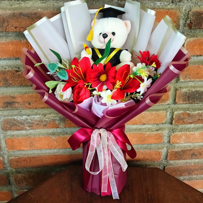Gambar buket bunga wisuda boneka - Maroon 1 dari RIQIPLUS undefined Tokopedia