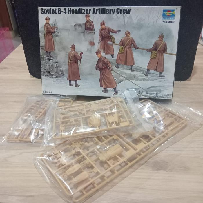 Gambar mokit model kit figure trumpeter soviet B-4 Howitzer Altillery crew 1/35 dari Sagalatoys_NEW undefined Tokopedia