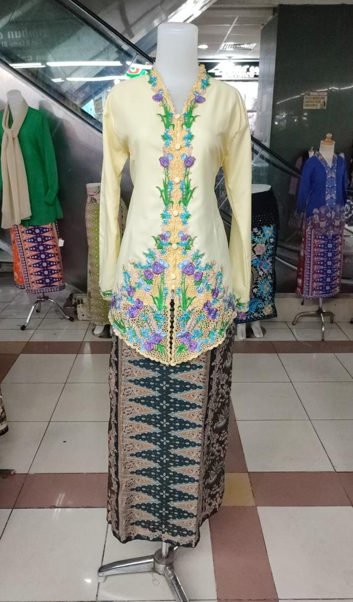 Gambar SETELAN KEBAYA ENCIM BORDIR KERANCANG TANGAN PANJANG +ROK TUMPAL M-5L - SET SOFT YELLOW, 3L dari Momme Collection undefined Tokopedia