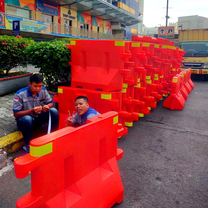 Gambar Pembatas Jalan Orange / Road Barrier VIVA 100% Kualitas Terbaik dari Tri Jaya Equipment undefined Tokopedia