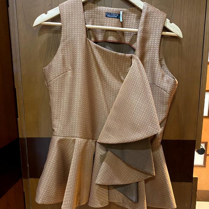 Jual top peplum tanpa lengan size M preloved bekas pakai Kota