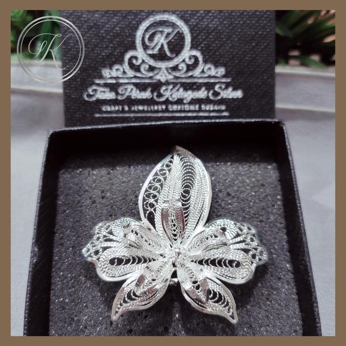Gambar Bross hijab bunga silver premium cantik - Bunga 1 dari toko perak kotagede silver undefined Tokopedia