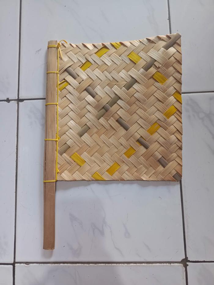 Gambar kipas anyaman bambu tradisional / Kipas Sate dari Rizqal Barokah undefined 3 Tokopedia