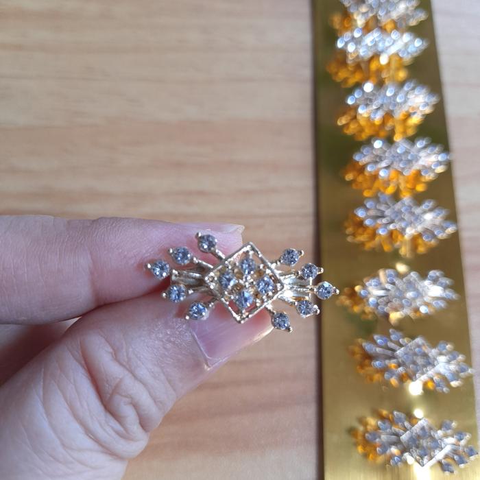 Gambar Bros Dagu Korea Gold | Bros Jilbab Kecil | Bros Asesoris Hijab Per pcs - CCG103 dari AZ_Store_888 undefined Tokopedia