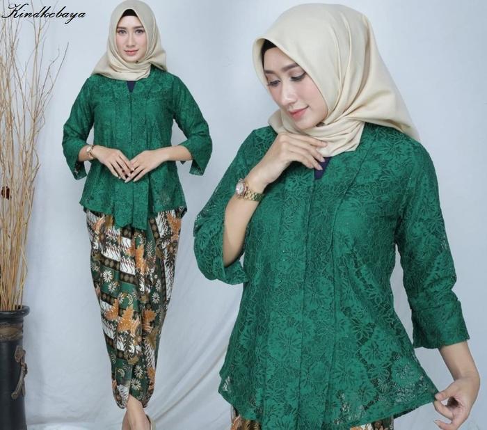 Gambar Stelan Kebaya Brukat Modern Warna Hijau Botol - Hijau Botol, M dari KINDKEBAYA undefined Tokopedia