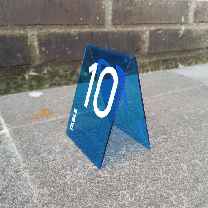 Gambar nomor meja akrilik/ nomor meja cafe / nomor meja restaurant / 4 - biru transparan dari Madera Project undefined Tokopedia