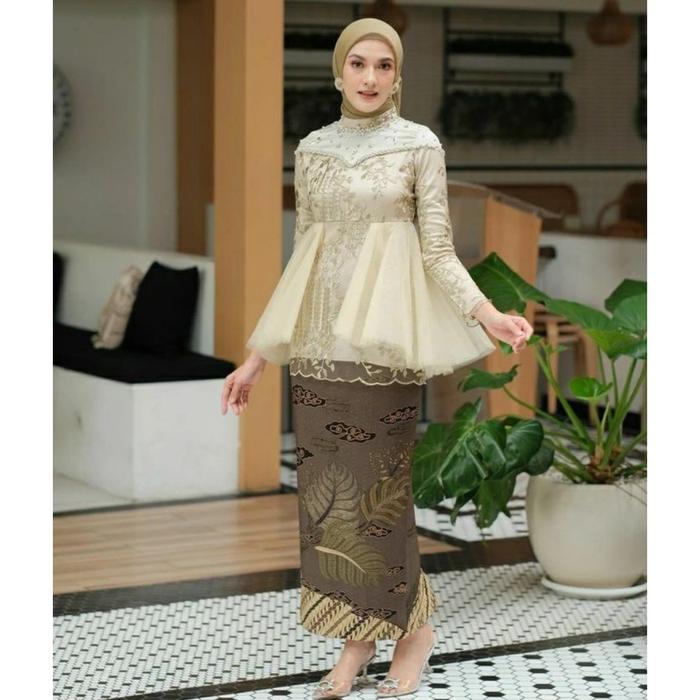 Gambar Setelan Kebaya Brokat Modern Atasan Wanita Remaja Baju Wisuda Kekinian - Latte dari Batik Gong undefined Tokopedia