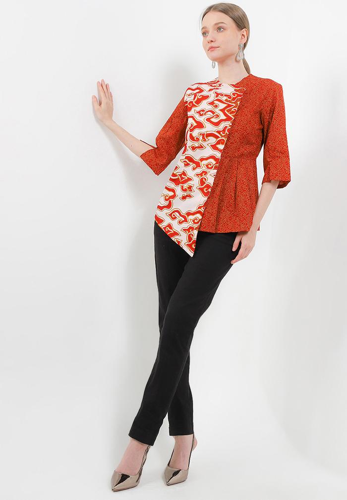 Gambar Arjuna Weda Blouse Batik Wanita Motif Mega Mendung 2 - Bahan Katun | Lengan 3/4 | Kancing Depan - Merah, S dari Batik ArjunaWeda undefined Tokopedia