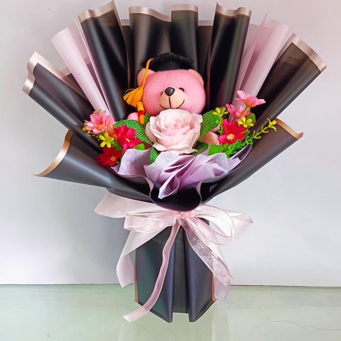 Gambar Buket Bunga Artificial Boneka Wisuda, Free Kartu Ucapan - Hitam Pink dari RIQIPLUS undefined Tokopedia