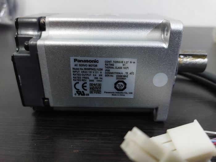 New In Box PANASONIC MHMF042L1U2M AC Servo Motor New In Box PANASONIC MHMF042L1U2M AC Servo Motor