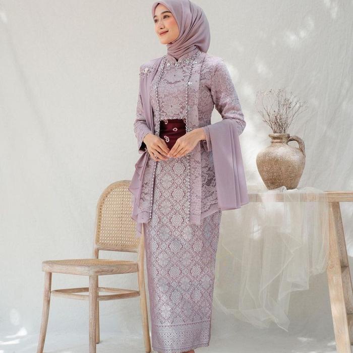 Gambar Baju Setelan Kebaya Batik / Baju Atasan Wanita Kebaya Brokat Laksmi Set Rok Batik Selendang - Mauve dari Naqiya Batik undefined Tokopedia