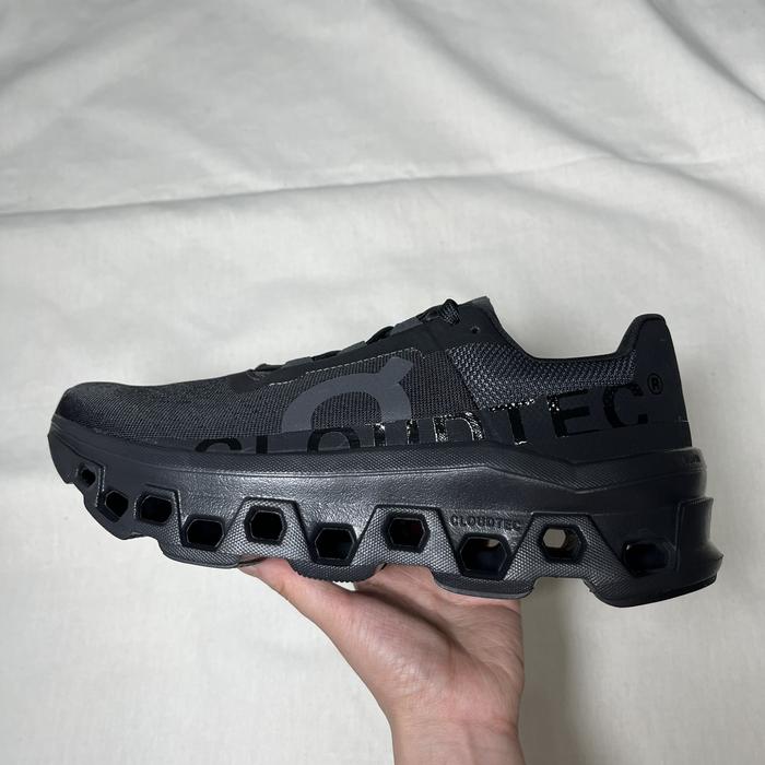 Gambar SEPATU LARI ON CLOUDMONSTER / CLOUD MONSTER ALL BLACK AND EXCLUSIVE WHITE 100% ORIGINAL (6199025 & 6198288) - Hitam, 43 dari Cubsneakers.id undefined Tokopedia