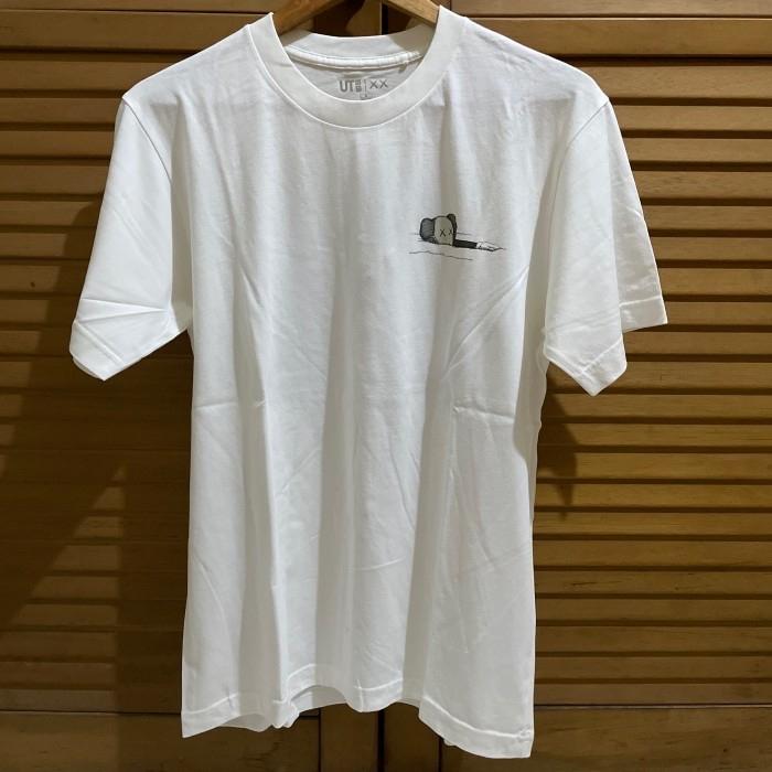 Gambar Tshirt uniqlo kaws ori ( prelove ) size M dari J&#39;sCollection undefined Tokopedia