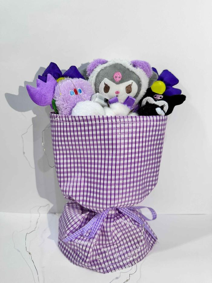 Gambar Buket Boneka Character Sanrio / Stitch / Little Green Man PREMIUM GIFT - Kuromi, Tanpa Kartu dari FemmeFolly undefined Tokopedia
