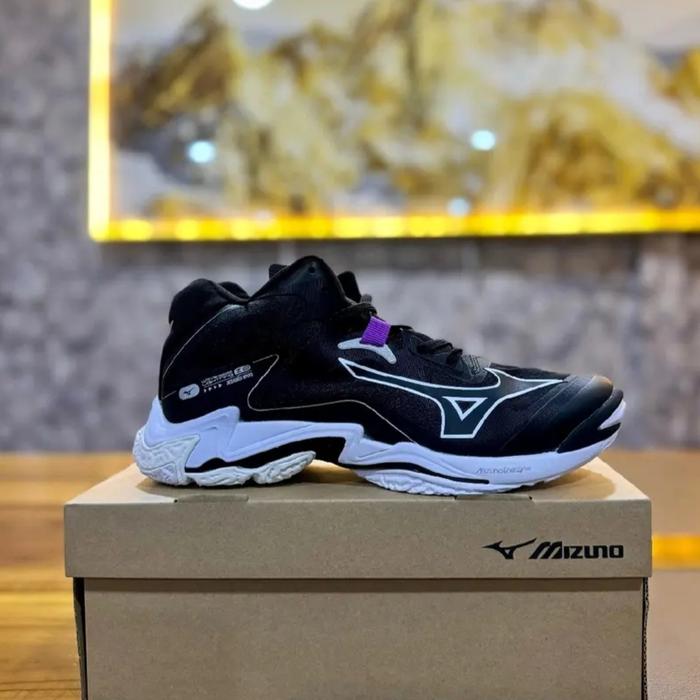 Gambar Sepatu volly mizuno wave lighting Z8 /Sepatu voli mizuno Wlz 8 /Sepatu voli wlz 8 terbaru - Black white, 42 dari dio_sport699 undefined Tokopedia