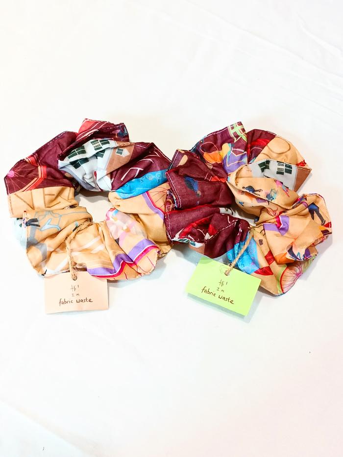 Gambar Premium Scrunchie | Ikat Rambut / Karet Rambut Tioria - Print - Kotu Beige dari Tioria by Caramia undefined Tokopedia