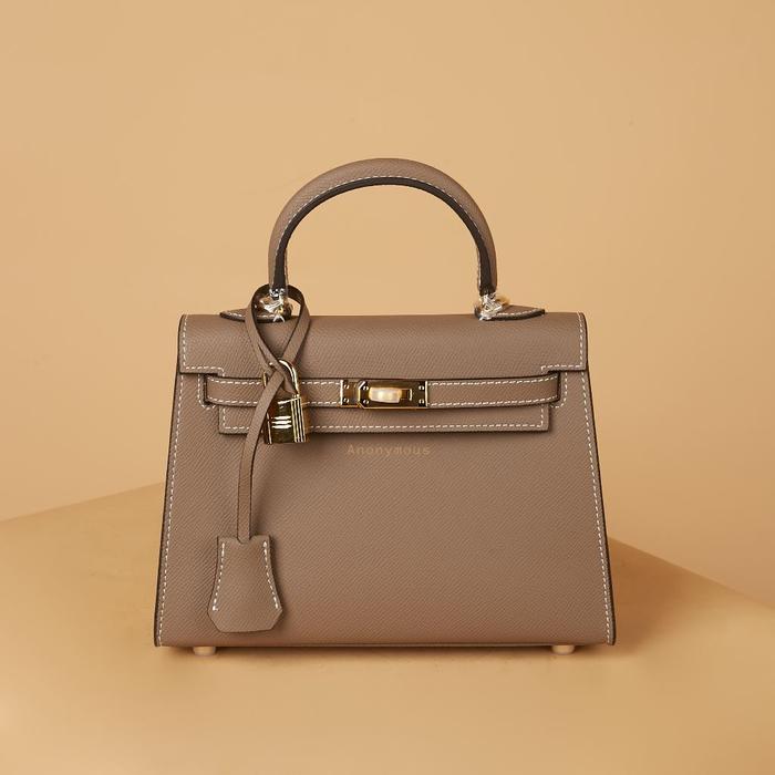 Gambar Anonymous Cara Bag k22 Taiga Leather No Brand (Tas Kulit) - ETaupe GHW dari Aura Amalora undefined Tokopedia