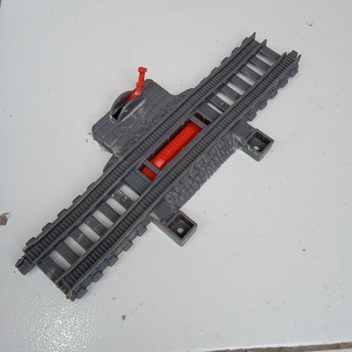 Gambar Trek/Rel Pemberhentian Belok (Second Stopper Track) Trackmaster - Hitam dari PlarailTrackmaster undefined Tokopedia