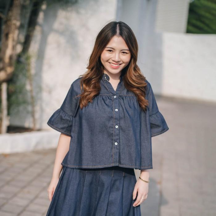 Gambar Beatrice Clothing Sora Denim Blouse - Atasan Wanita V-Neck dengan lengan flare - Dark Blue  dari Beatrice Clothing undefined Tokopedia