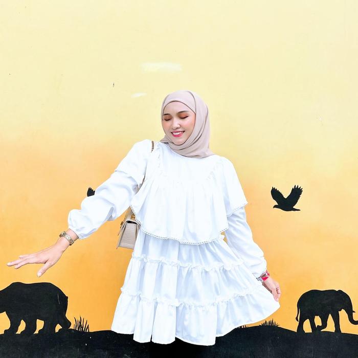 Gambar Ladyfemmes Renata Blouse Fashion Atasan Wanita Muslim - Broken White dari Ladyfemmes undefined Tokopedia