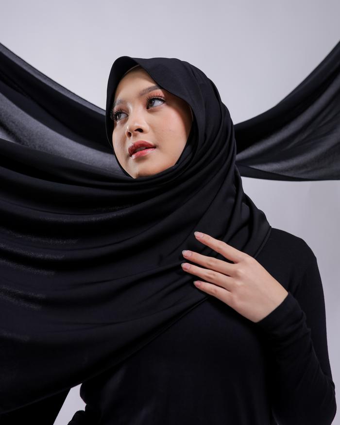 Gambar Salmahira Basics - Kaniza pashmina jersey - Hitam dari Salmahira Basics undefined Tokopedia