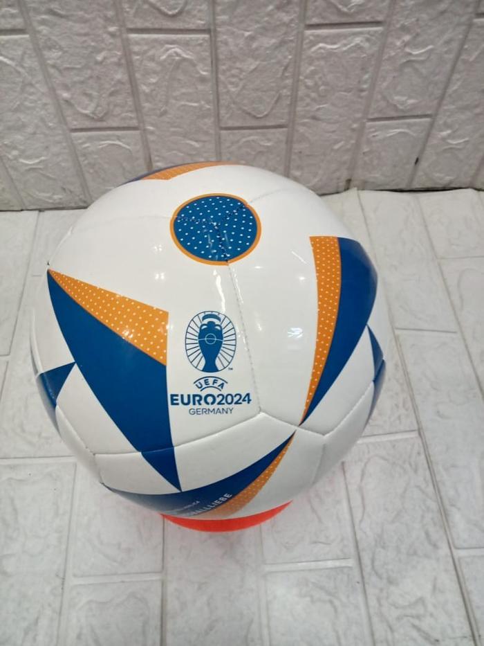 Gambar Bola sepak Adidas EURO 2024 CLUB TERBARU ORIGINAL - Putih Biru dari Besar sport undefined Tokopedia