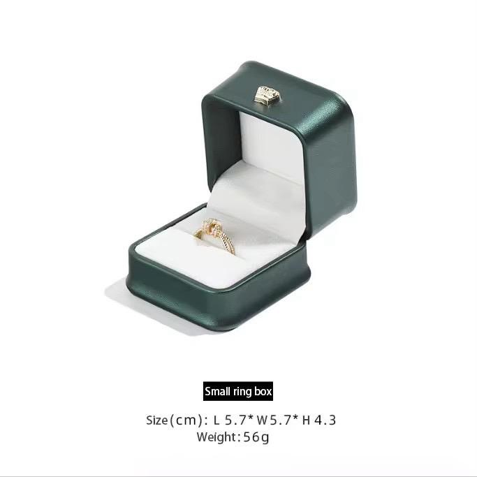Gambar Kotak Perhiasan Cincin Kalung Kulit / Kotak Cincin Kalung Nikah / Kawin / Tunangan / Jewelry Crown Ring Necklace Leather Case - Emerald, Cincin dari Toko Mas Sumber Jaya undefined Tokopedia