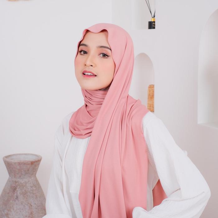Gambar Pashmina Kaos Jersey Premium / Hijab Pashmina Premium /  Kerudung Pashmina Aurellie Basic Instan Muslim - Blush Pink dari Gemintang Hijab Tokopedia undefined Tokopedia