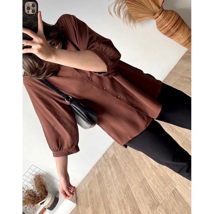Gambar Kalise Button Top - bron.thelabel Crinkle Kancing Rayon Panjang - Darkbrown dari bron.thelabel undefined Tokopedia